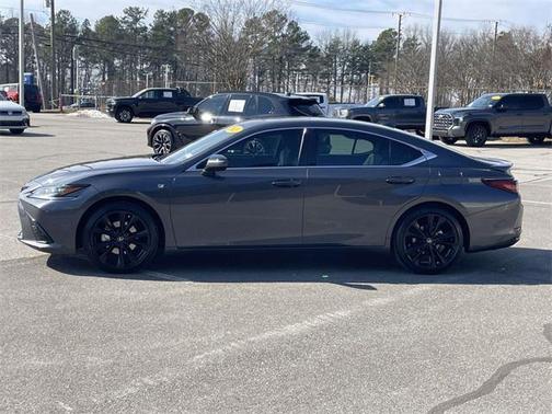 2023 Lexus ES 300h F SPORT Handling