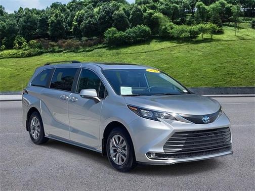 2025 Toyota Sienna XLE 8 Passenger