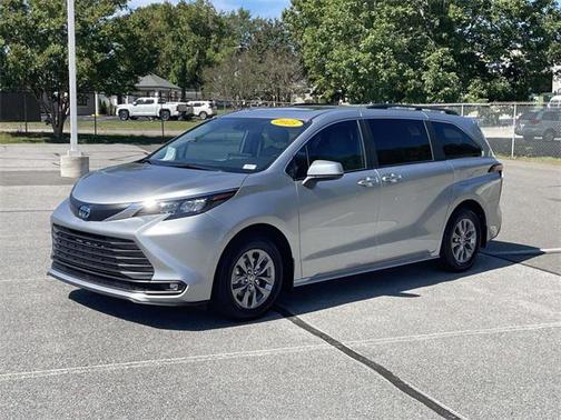 2025 Toyota Sienna XLE 8 Passenger