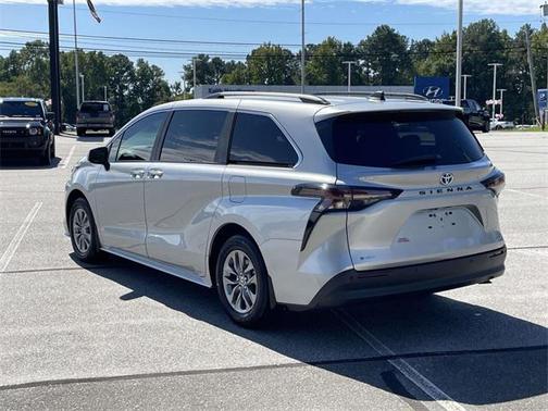 2025 Toyota Sienna XLE 8 Passenger