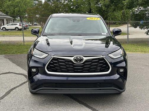 Gray 2024 Toyota Highlander LE