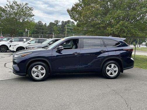 Gray 2024 Toyota Highlander LE
