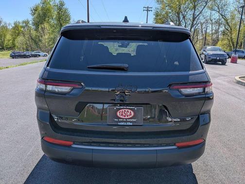 Diamond Black Crystal Pearlcoat 2026 Jeep Grand Cherokee L Altitude