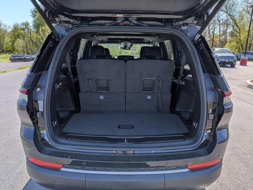 Diamond Black Crystal Pearlcoat 2026 Jeep Grand Cherokee L Altitude