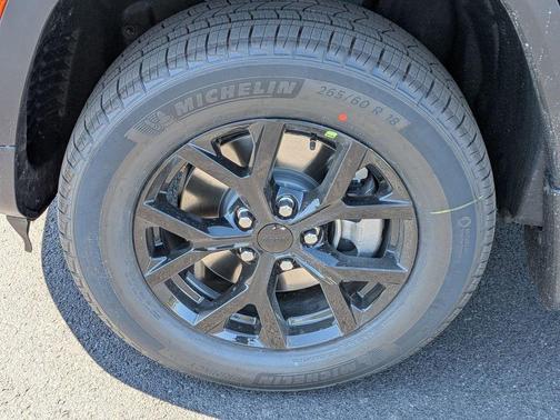 Diamond Black Crystal Pearlcoat 2026 Jeep Grand Cherokee L Altitude
