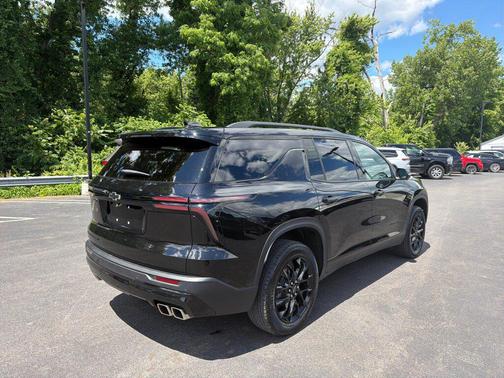Mosaic Black Metallic 2025 Chevrolet Traverse LT