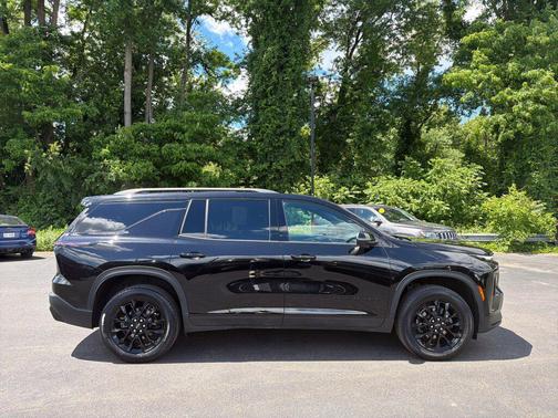 Mosaic Black Metallic 2025 Chevrolet Traverse LT