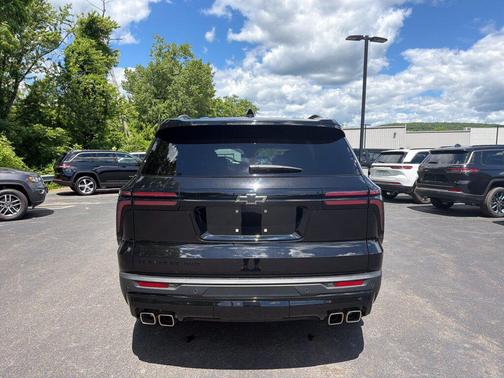 Mosaic Black Metallic 2025 Chevrolet Traverse LT