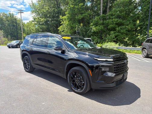 Mosaic Black Metallic 2025 Chevrolet Traverse LT
