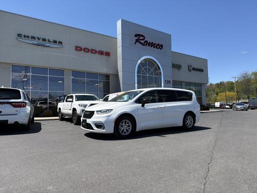 Bright White Clearcoat 2024 Chrysler Pacifica Touring L