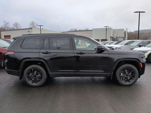 Diamond Black Crystal Pearlcoat 2026 Jeep Grand Cherokee L Altitude