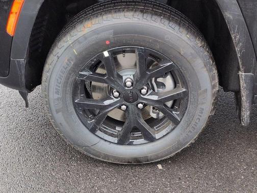 Diamond Black Crystal Pearlcoat 2026 Jeep Grand Cherokee L Altitude