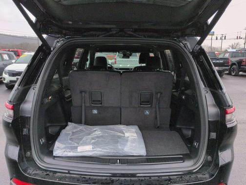 Diamond Black Crystal Pearlcoat 2026 Jeep Grand Cherokee L Altitude
