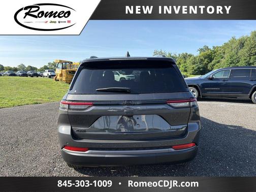 Baltic Gray Metallic Clearcoat 2026 Jeep Grand Cherokee Altitude