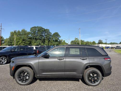 Baltic Gray Metallic Clearcoat 2026 Jeep Grand Cherokee Altitude