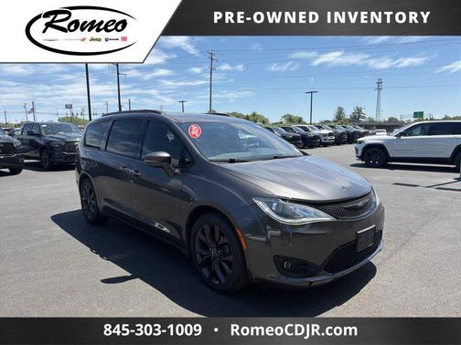 Granite Crystal Metallic Clearcoat 2019 Chrysler Pacifica Limited