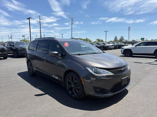Granite Crystal Metallic Clearcoat 2019 Chrysler Pacifica Limited