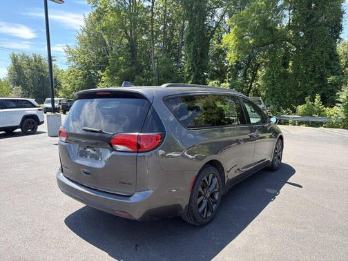 Granite Crystal Metallic Clearcoat 2019 Chrysler Pacifica Limited