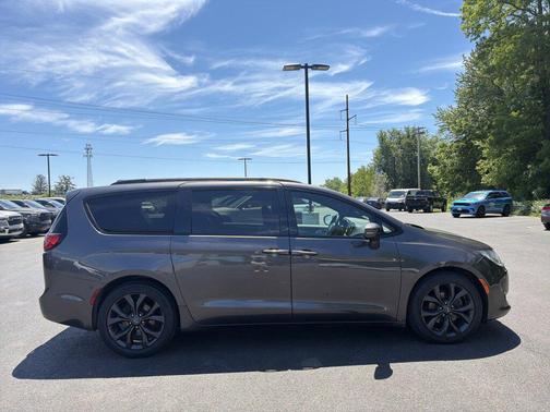 Granite Crystal Metallic Clearcoat 2019 Chrysler Pacifica Limited