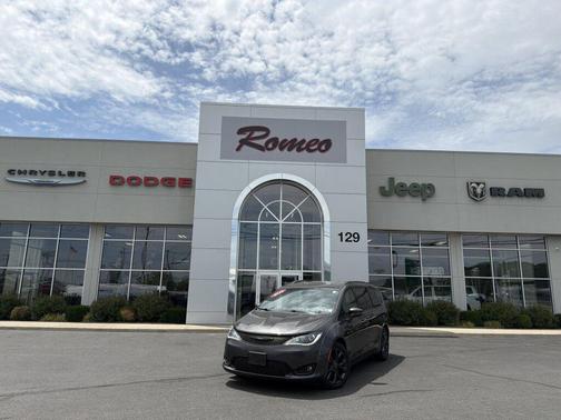 Granite Crystal Metallic Clearcoat 2019 Chrysler Pacifica Limited