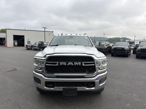 Bright White Clearcoat 2024 RAM 3500 Tradesman Crew Cab 4x4 8' Box