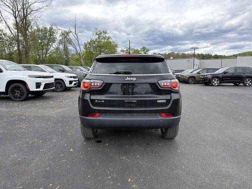 Diamond Black Crystal Pearlcoat 2020 Jeep Compass Latitude