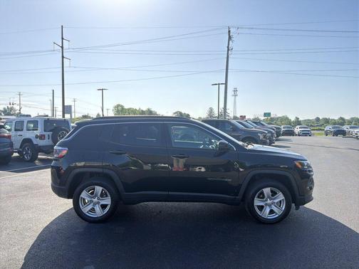 Diamond Black Crystal Pearlcoat 2022 Jeep Compass Latitude