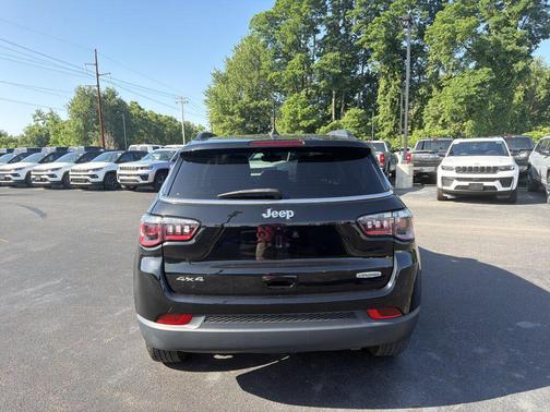 Diamond Black Crystal Pearlcoat 2022 Jeep Compass Latitude