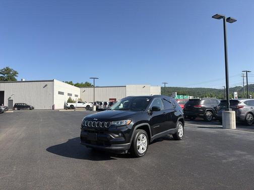 Diamond Black Crystal Pearlcoat 2022 Jeep Compass Latitude