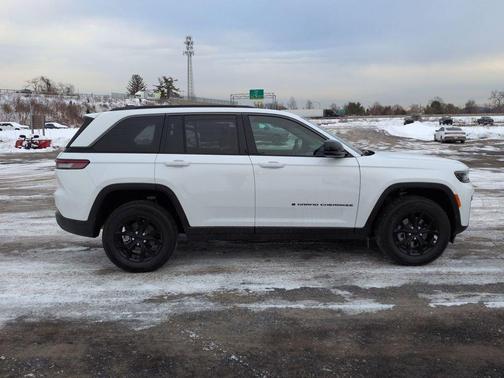 Bright White Clearcoat 2026 Jeep Grand Cherokee Altitude