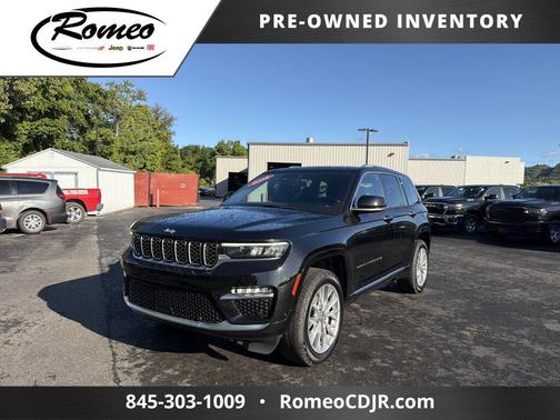 Diamond Black Crystal Pearlcoat 2022 Jeep Grand Cherokee Summit