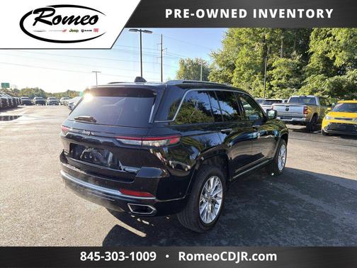 Diamond Black Crystal Pearlcoat 2022 Jeep Grand Cherokee Summit