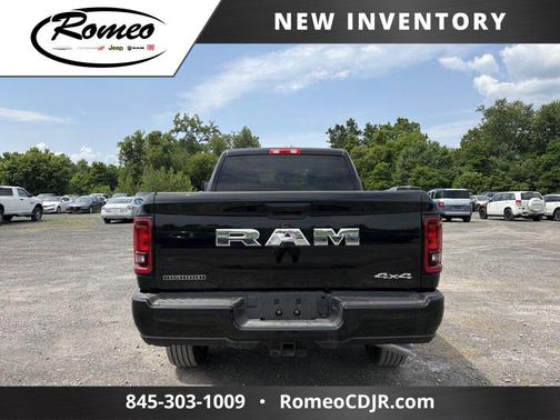 Diamond Black Crystal Pearlcoat 2026 RAM 3500 Big Horn Crew Cab 4x4 6'4' Box