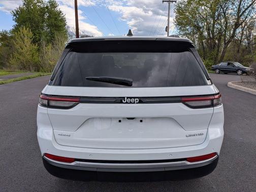 Bright White Clearcoat 2026 Jeep Grand Cherokee Limited