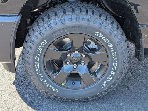 Diamond Black Crystal Pearlcoat 2026 RAM 1500 Warlock Crew Cab 4x4 5'7' Box
