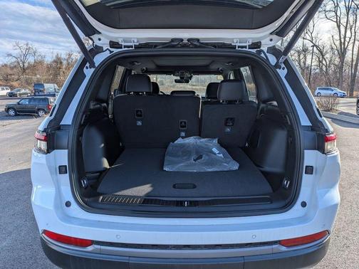 Bright White Clearcoat 2026 Jeep Grand Cherokee Limited