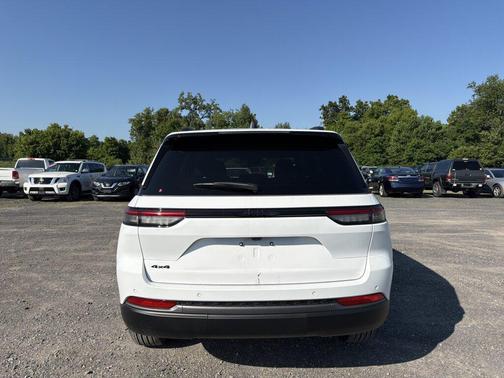 Bright White Clearcoat 2026 Jeep Grand Cherokee Altitude