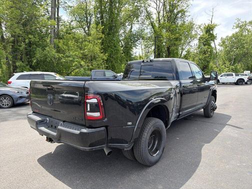 Diamond Black Crystal Pearlcoat 2023 RAM 3500 Limited Crew Cab 4x4 8' Box