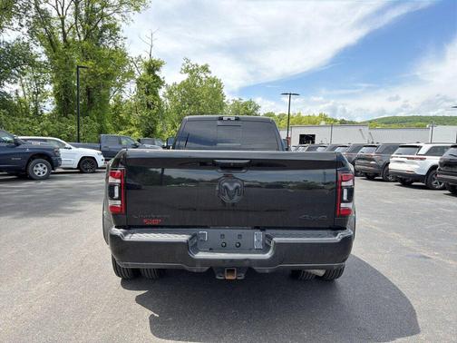 Diamond Black Crystal Pearlcoat 2023 RAM 3500 Limited Crew Cab 4x4 8' Box