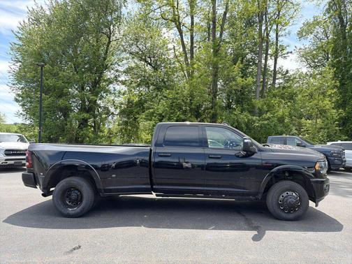 Diamond Black Crystal Pearlcoat 2023 RAM 3500 Limited Crew Cab 4x4 8' Box