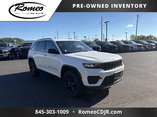 Bright White Clearcoat 2023 Jeep Grand Cherokee Altitude