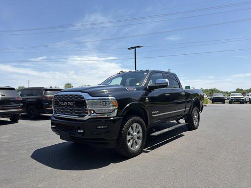 Diamond Black Crystal Pearlcoat 2022 RAM 2500 Limited Crew Cab 4x4 6'4' Box