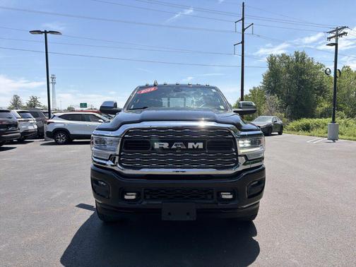Diamond Black Crystal Pearlcoat 2022 RAM 2500 Limited Crew Cab 4x4 6'4' Box