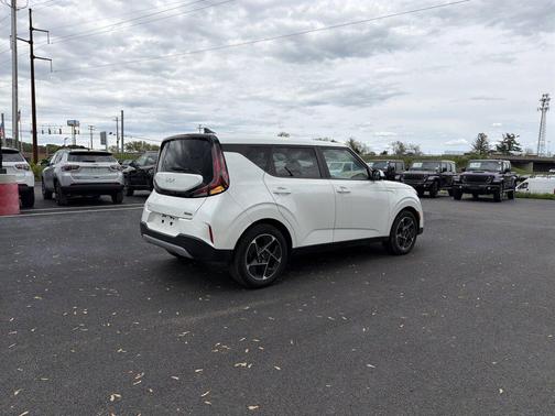 Snow White Pearl 2024 Kia Soul EX