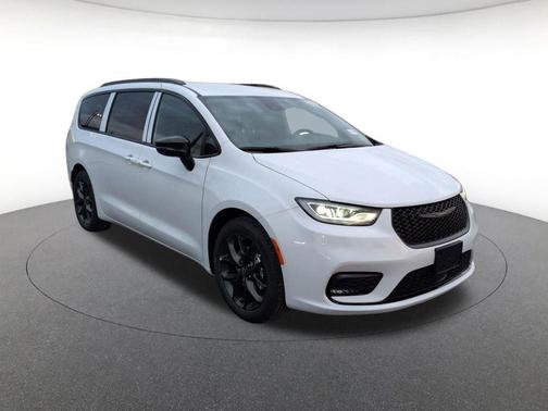 Bright White Clearcoat 2026 Chrysler Pacifica L
