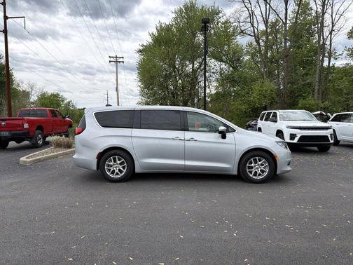 Silver Mist Clearcoat 2023 Chrysler Voyager LX