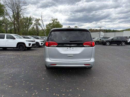 Silver Mist Clearcoat 2023 Chrysler Voyager LX