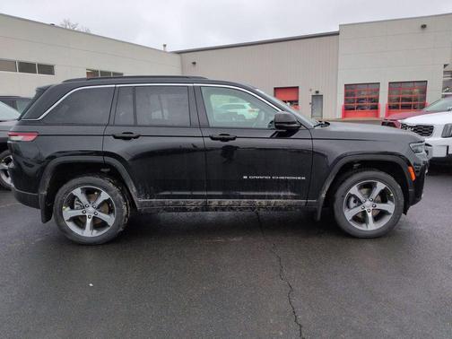 Diamond Black Crystal Pearlcoat 2026 Jeep Grand Cherokee Limited