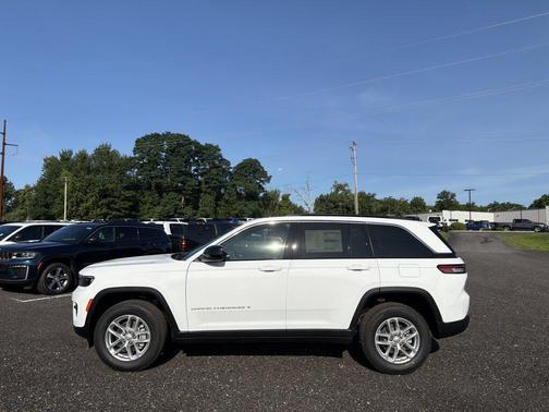 Bright White Clearcoat 2026 Jeep Grand Cherokee Laredo