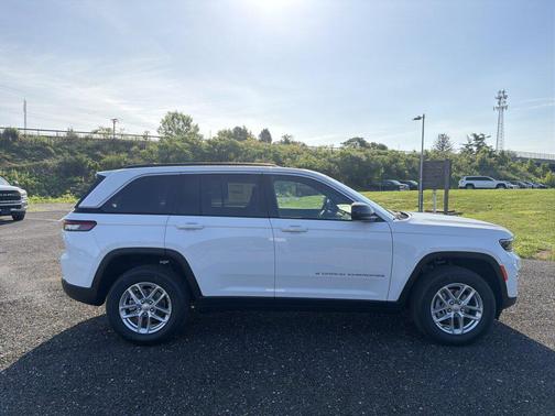 Bright White Clearcoat 2026 Jeep Grand Cherokee Laredo
